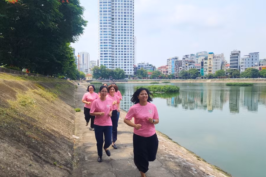 Những cơn mưa đầu tháng 8 không làm giảm quyết tâm của các nữ vận động viên Vinamilk trên hành trình chinh phục mục tiêu chung.