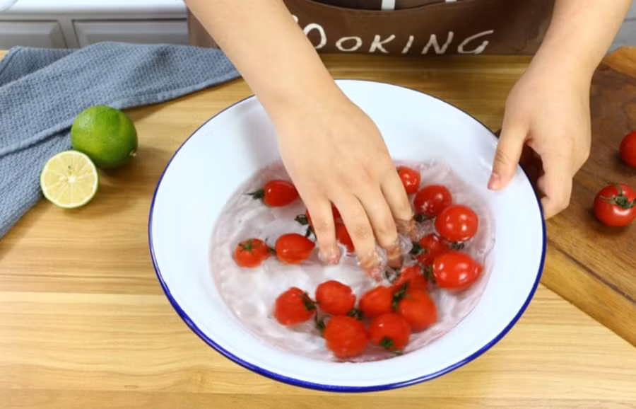 Hành động ăn trái cây tưởng chừng đơn giản lại ẩn chứa nhiều sai lầm dễ bị bỏ qua. (Ảnh: ITN).