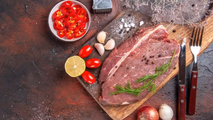 Những người thường xuyên ăn thịt, đặc biệt là thịt đỏ và thịt chế biến sẵn cần phải giảm lượng nạp vào. (Ảnh: ITN)