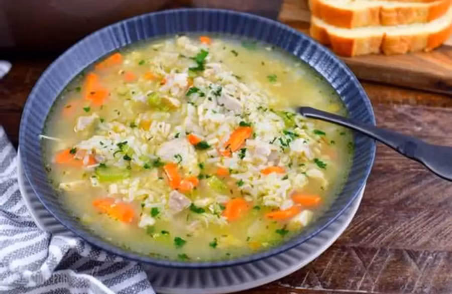 Khi ăn cơm chan canh, tác động trực tiếp nhất là làm lượng dịch trong dạ dày tăng đột ngột. (Ảnh: ITN).