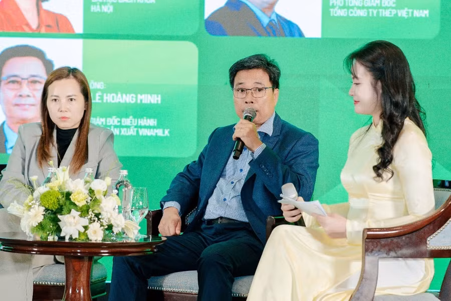 Ông Lê Hoàng Minh, Giám đốc điều hành Sản xuất kiêm Trưởng dự án Net Zero của Vinamilk chia sẻ tại Diễn đàn quốc gia về Môi trường và Khí hậu 2026. Ảnh: VN