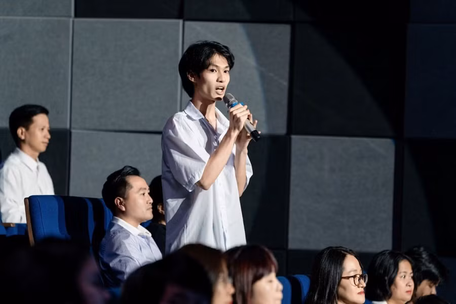 Em Nguyễn Văn Phúc, đến từ Ninh Bình, học sinh Học bổng kiến tạo 2024, chia sẻ câu chuyện của bản thân tại buổi lễ vừa qua. Với sự đồng hành của Học bổng kiến tạo, Phúc đã dẫn dắt dự án “Trang sách nối đời” và đạt danh hiệu “Đại sứ văn hóa đọc” của tỉnh Ninh Bình 2024. Ảnh: Vinschool