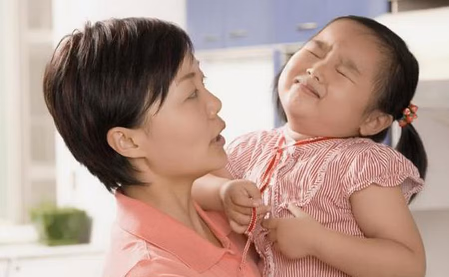 Muốn con kiểm soát tốt cảm xúc, chúng ta cần bình tĩnh và phân tích kỹ vì sao con thường dễ xúc động. (Ảnh: ITN).