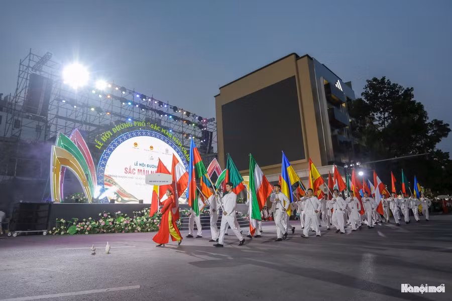 Sự kiện đã thu hút hàng vạn người dân Thủ đô cùng đông đảo du khách trong và ngoài nước đổ về tham dự, tạo nên bầu không khí lễ hội ngập tràn màu sắc và tinh thần đoàn kết quốc tế ngay giữa trung tâm Hà Nội.