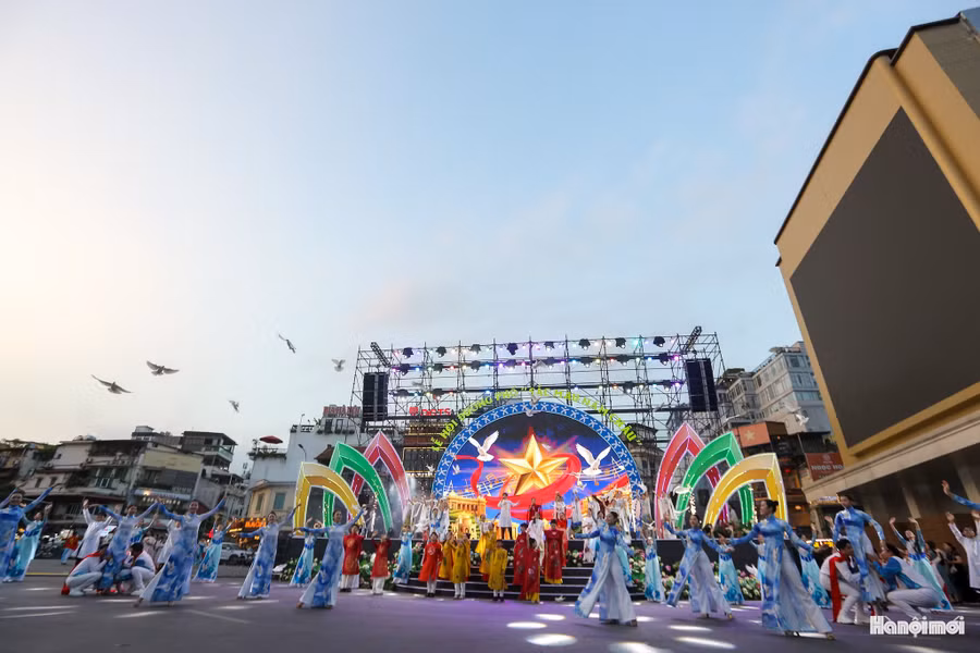Trong khuôn khổ Lễ hội Văn hóa Thế giới tại Hà Nội lần thứ hai, Lễ hội đường phố “Sắc màu năm châu” chính thức diễn ra tối 3-10 tại khu vực Quảng trường Đông Kinh Nghĩa Thục và các tuyến phố đi bộ quanh Hồ Hoàn Kiếm.
