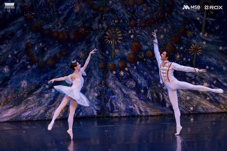 Nghệ sĩ Russian State Ballet thăng hoa trên sân khấu Nhà hát Hồ Gươm ảnh 1