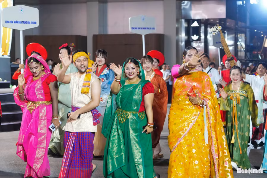 Lễ hội quy tụ sự tham gia của các đoàn nghệ thuật và tổ chức văn hóa đến từ 18 quốc gia trên thế giới, bao gồm Áo, Angola, Azerbaijan, Bangladesh, Trung Quốc, Iran, Lào, Mông Cổ, Ma-rốc, Philippines, Tây Ban Nha, Ukraine, Peru, Sri Lanka, Việt Nam... Sự hiện diện đông đảo của bạn bè quốc tế thể hiện tinh thần mến khách, cởi mở và uy tín đối ngoại văn hóa ngày càng tăng của Thủ đô Hà Nội.