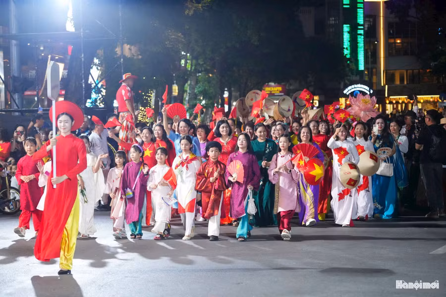 Điểm nhấn ấn tượng và quy mô nhất của lễ hội năm nay là cuộc diễu hành đường phố quy tụ hơn 1.000 người tham gia. Đoàn diễu hành bao gồm các đoàn nghệ thuật trong nước và quốc tế, các nghệ sĩ, nghệ nhân, người mẫu, các thành viên Câu lạc bộ Văn hóa Áo dài Việt Nam, hội viên Hội Liên hiệp Phụ nữ Thủ đô cùng đông đảo cộng đồng người nước ngoài đang sinh sống và làm việc tại Hà Nội.