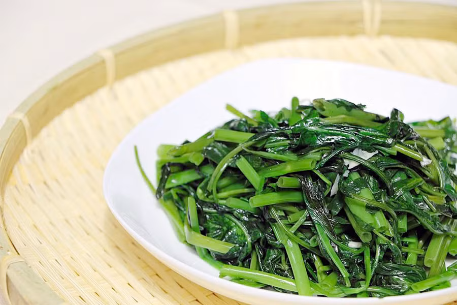 Lá rau muống và lá khoai lang có xu hướng chuyển sang màu đen nếu xào lâu. Do đó, thời điểm cho rau vào chảo cũng phải tuyệt đối chính xác. (Ảnh: ITN).