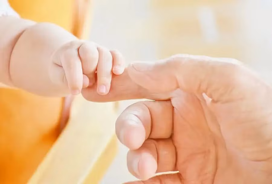 Ngay từ khi mới sinh ra, trẻ em đã có sự tiếp xúc nhiều nhất với cha mẹ. (Ảnh: ITN)