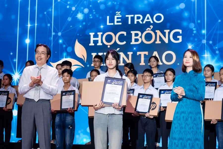 Được khởi xướng từ năm 2020, Học bổng kiến tạo đã tìm ra 168 gương mặt xuất sắc; trao tặng 168 máy tính và gần 15 tỉ đồng hỗ trợ. Năm 2025, chương trình tiếp tục trao tặng 30 suất học bổng cho các em học sinh nghèo học giỏi tại nhiều tỉnh/thành trên cả nước. Ảnh: Vinschool