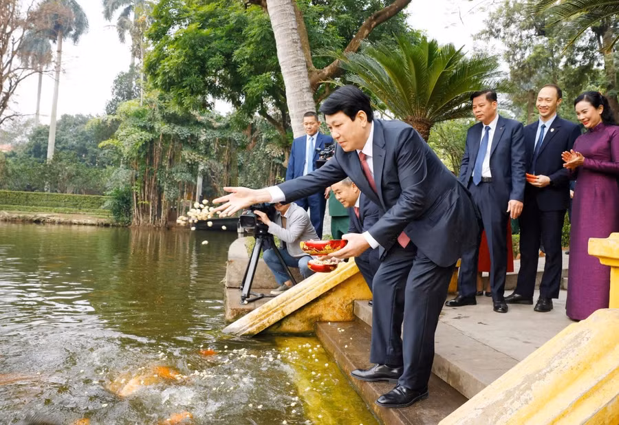 Chủ tịch nước Lương Cường cho cá ăn tại Ao cá Bác Hồ trong Khu di tích Chủ tịch Hồ Chí Minh tại Phủ Chủ tịch. (Ảnh: Lâm Khánh//TTXVN)