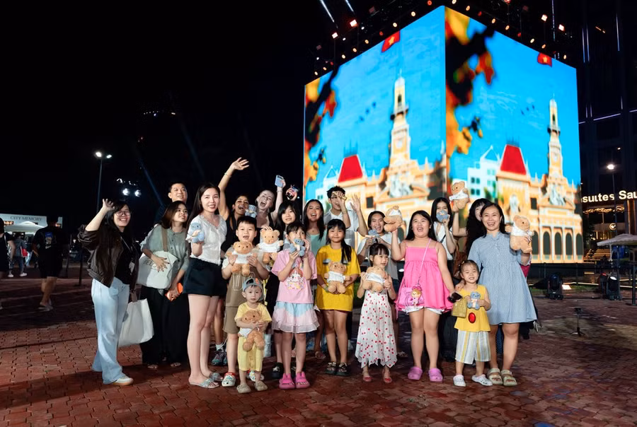 Nhiều người hào hứng ghi lại những khoảnh khắc ấn tượng và chia sẻ tình yêu, sự trân trọng cùng niềm tự hào dành cho một TPHCM bao dung, nghĩa tình. (Nguồn: Masterise Group)