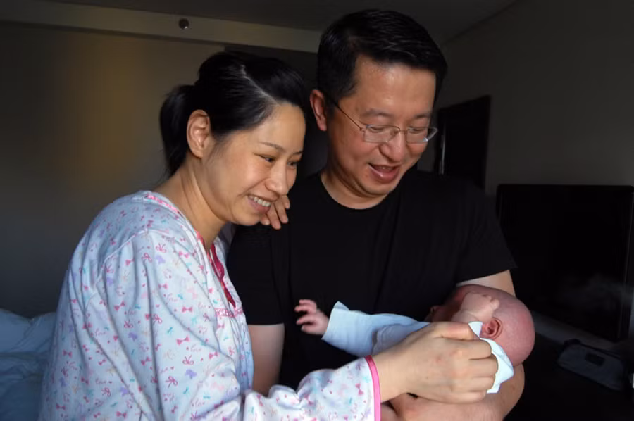 Nếu người chồng có thể chăm sóc người vợ bị nôn ói khi mang thai, cùng vợ đi khám thai, cảm nhận những chuyển động của thai nhi cùng vợ, thì anh ấy sẽ bước vào vai trò làm cha nhanh hơn. (Ảnh: ITN).