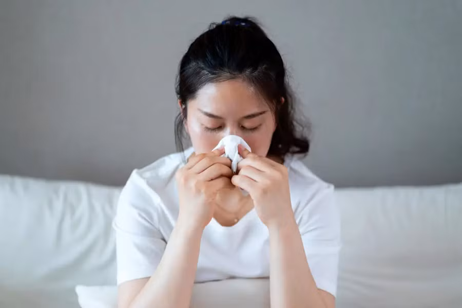 Không khí khô sẽ nhanh chóng làm bay hơi độ ẩm trên bề mặt niêm mạc mũi, khiến niêm mạc trở nên khô và kém đàn hồi. (Ảnh: ITN)