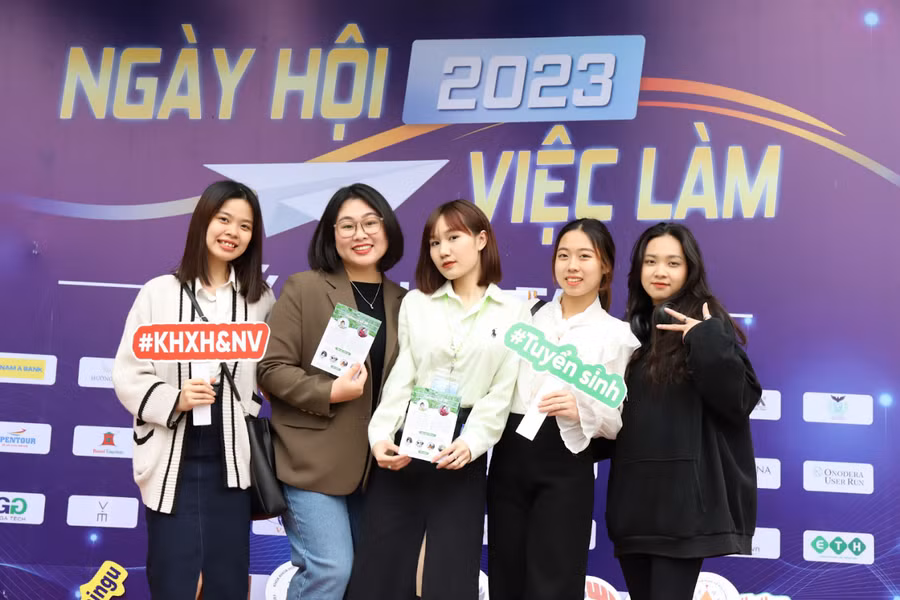 Tư vấn tuyển sinh ngay tại ngày hội việc làm để học sinh, phụ huynh hiểu hơn về ngành mình dự định theo đuổi trong tương lai