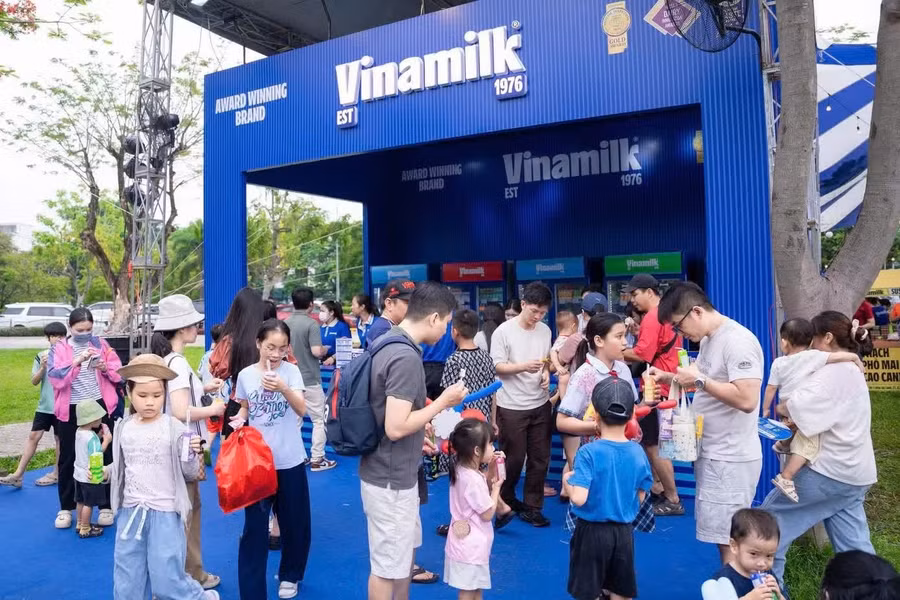 Nhiều gia đình ghé thăm và thưởng thức các sản phẩm dinh dưỡng Vinamilk tại không gian trải nghiệm của thương hiệu quốc dân này. Ảnh: Vi Nam.
