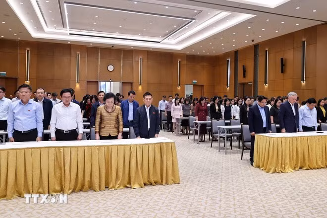 Thủ tướng Phạm Minh Chính, các Phó Thủ tướng và cán bộ, công chức, viên chức người lao động Văn phòng Chính phủ tưởng niệm đồng bào tử nạn do bão lũ. (Ảnh: Dương Giang/TTXVN)