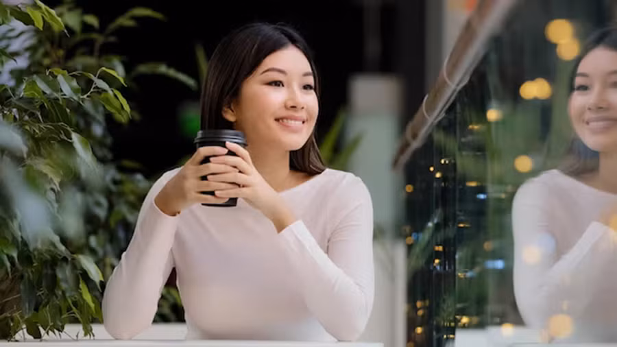 Khi bạn cười, khuôn mặt bạn giống như một bông hoa mùa xuân. (Ảnh: ITN).