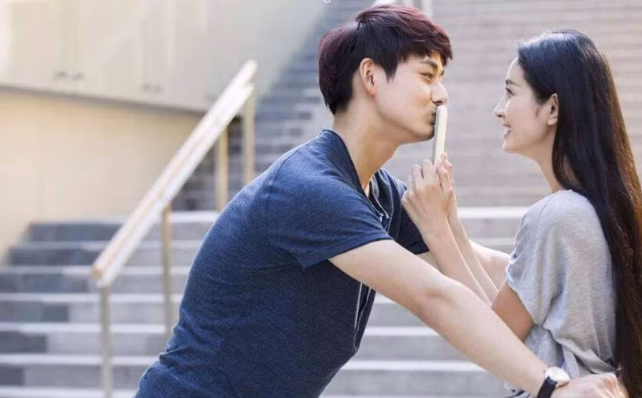 Tình yêu không thể đồng nhất với tiền bạc. (Ảnh: ITN)