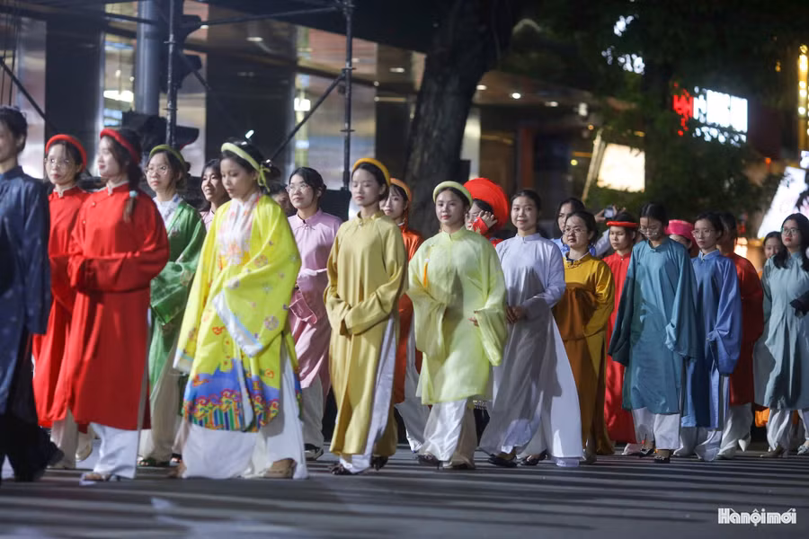 Lễ hội đường phố “Sắc màu năm châu” không đơn thuần là một sự kiện nghệ thuật giải trí quy mô lớn mà còn là nhịp cầu văn hóa thắt chặt tình hữu nghị hợp tác giữa Việt Nam và thế giới.
