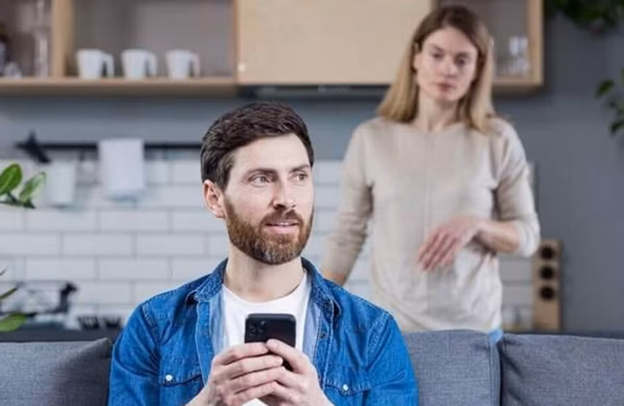 Nếu một người đã có đối tác tình cảm mà vẫn cài những ứng dụng hẹn hò trên điện thoại và không có bản ghi cuộc trò chuyện nào trong đó thì sẽ rất nguy hiểm. (Ảnh: ITN).