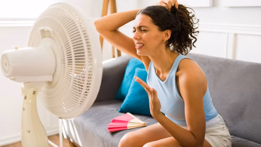 Chúng ta thường bật quạt khi nóng, nhưng cần lưu ý để quạt một khu vực càng rộng trên cơ thể càng tốt. (Ảnh: ITN).
