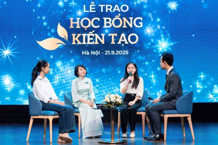 Các học sinh Học bổng kiến tạo và giáo viên gặp gỡ và chia sẻ nhiều câu chuyện ý nghĩa, nhìn lại hành trình 5 năm của chương trình. Ảnh: Vinschool