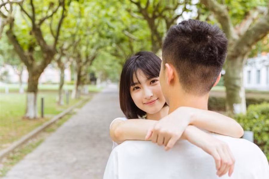 Mối quan hệ mơ hồ được hiểu là một kiểu tình cảm vượt trên tình bạn, nhưng dưới tình yêu. (Ảnh: ITN).