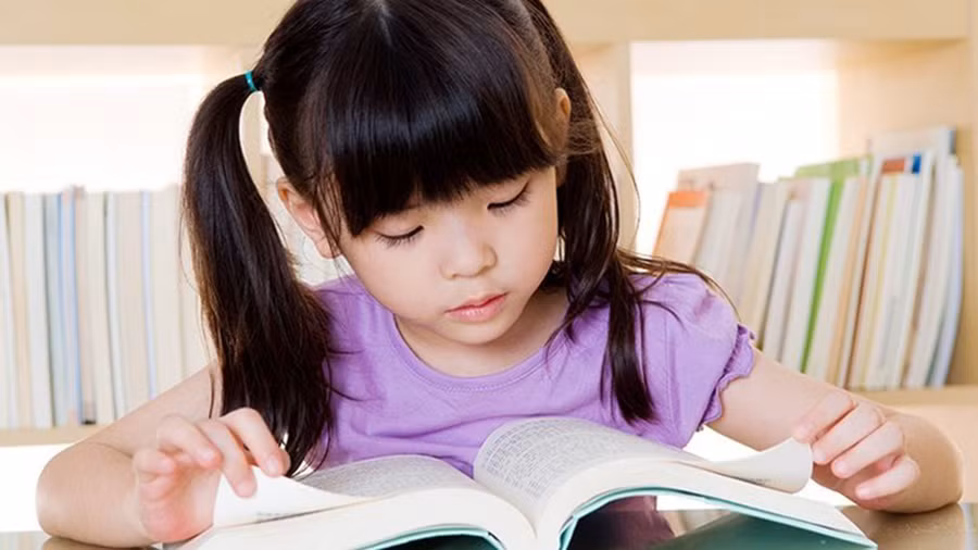 Không bao giờ là quá muộn để bắt đầu nuôi dưỡng thói quen đọc sách cho trẻ. (Ảnh: ITN)