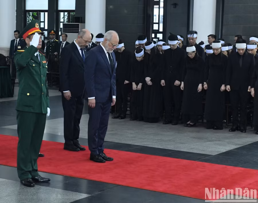 Đoàn Liên bang Thụy Sĩ do Quốc vụ khanh phụ trách ngoại giao (Bộ Ngoại giao Thụy Sĩ) Alexandre Fasel làm Trưởng đoàn vào viếng Tổng Bí thư Nguyễn Phú Trọng.