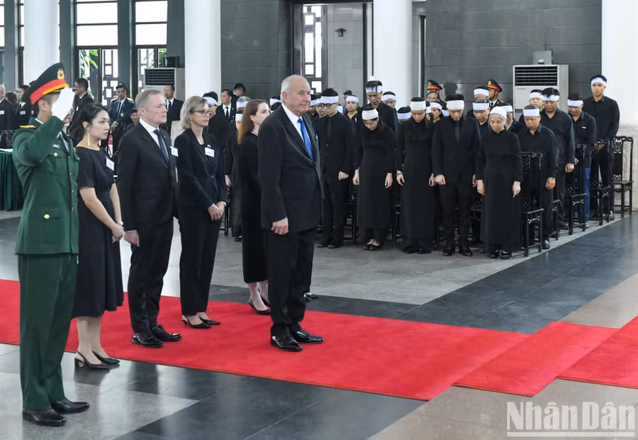 Đoàn New Zealand do ông Donald Charles McKinnon, Đặc phái viên của Thủ tướng dẫn đầu vào viếng Tổng Bí thư Nguyễn Phú Trọng.