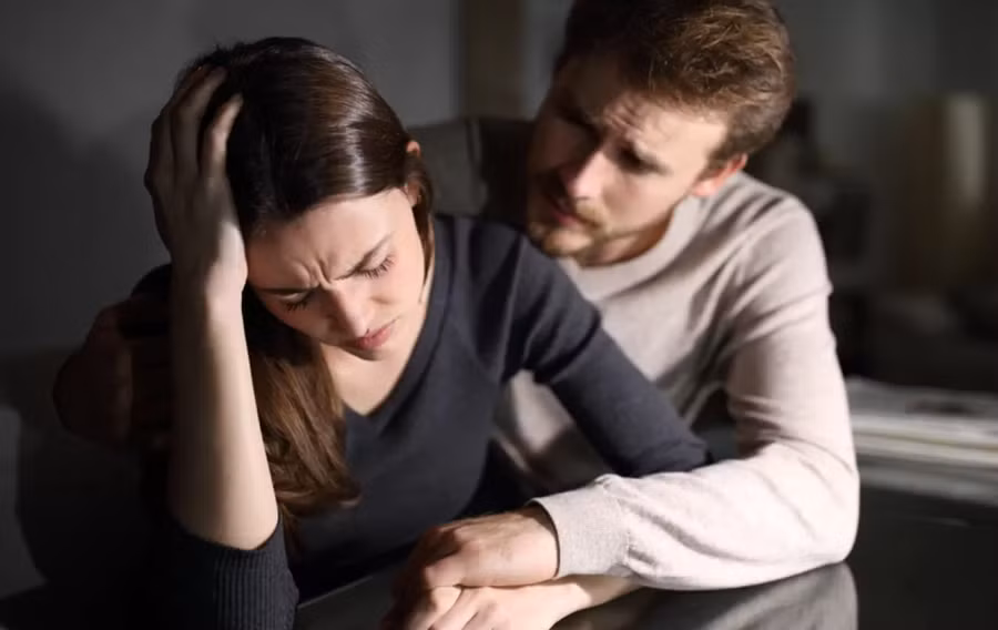 Những người có cơ địa nhạy cảm với tình yêu thường có nhiều hành động “bất thường”. (Ảnh: ITN). 
