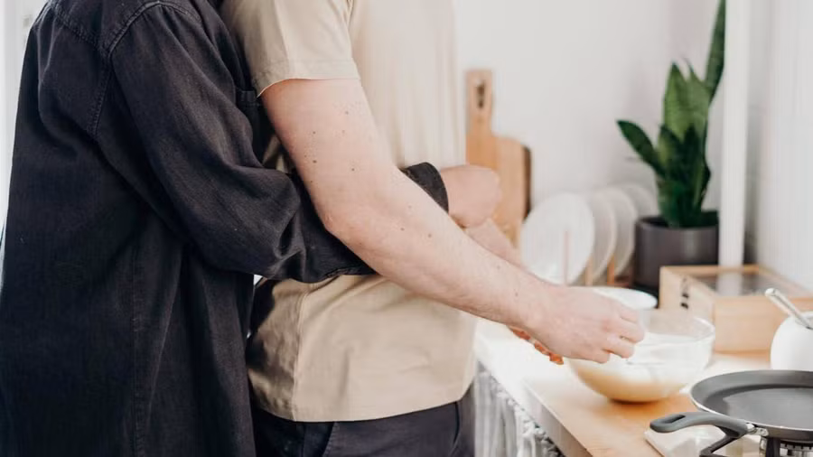 Những cặp đôi mới cưới thường cố gắng hết sức để tạo thời gian cùng nhau hoàn thành một việc gì đó. (Ảnh: ITN).