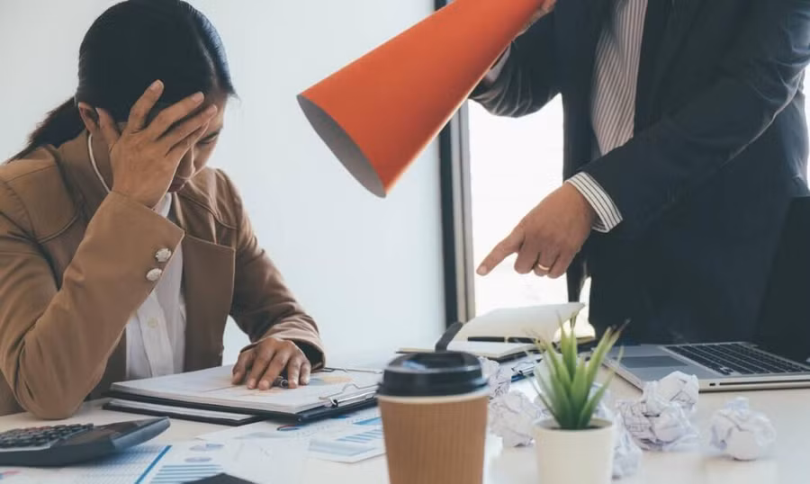 Khi có người cố tình chèn ép bạn, đừng nhịn, hãy đáp trả ngay. (Ảnh: ITN).