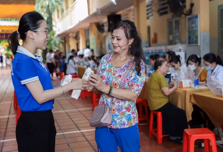 Các sản phẩm Vinamilk Sure luôn đồng hành trong các hoạt động chăm sóc sức khỏe cộng đồng. Ảnh: Vi Nam