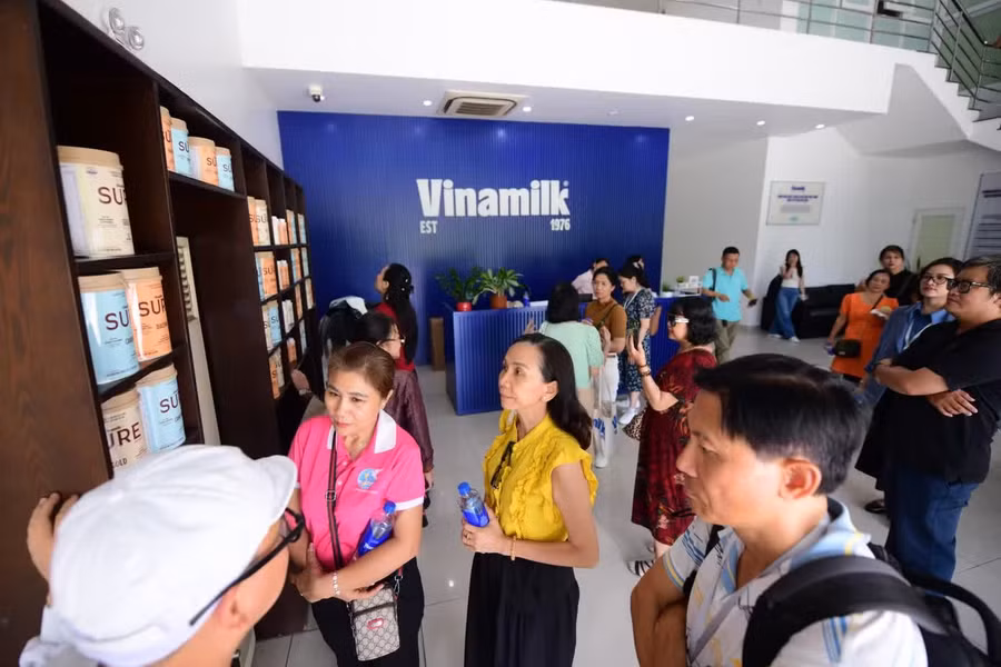 Mọi người bước vào chuyến tham quan với ấn tượng nhà máy rộng lớn và hiện đại