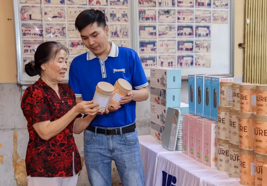 Hỗ trợ sản phẩm và tư vấn dinh dưỡng trong chương trình Ngày hội “chăm sóc sức khỏe người cao tuổi” tại phường Xuân Hòa, TP.HCM. Ảnh: Vi Nam