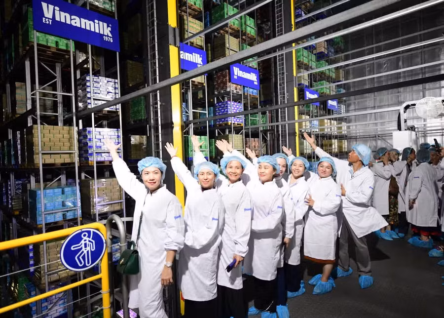 Vinamilk tiên phong xây dựng hệ thống kho thông minh lớn nhất tại Việt Nam với diện tích 6.000 m2, gồm 17 tầng giá đỡ, với sức chứa gần 30.000 lô hàng, được quản lý tự động nhập – xuất sản phẩm. Ảnh: Vi Nam