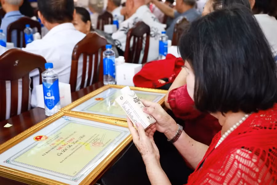 Vinamilk Sure hỗ trợ sản phẩm trong Lễ chúc thọ người cao tuổi, phường Tân Mỹ, TP.HCM. Ảnh: Vi Nam