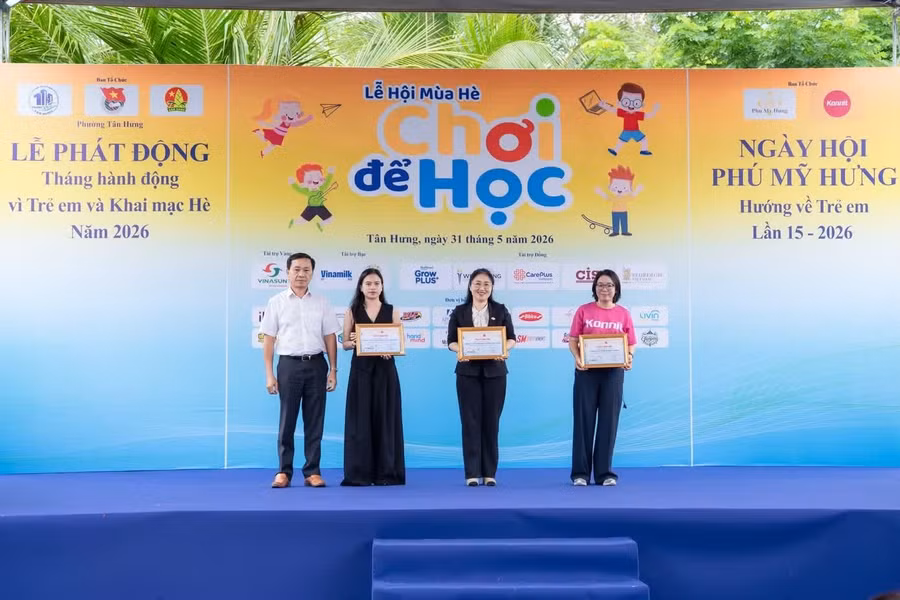 Bà Lê Thị Trâm Anh, Trưởng Bộ phận Truyền thông Marketing Vinamilk (thứ 2 từ trái qua), nhận kỷ niệm chương của chương trình. Ảnh: Vi Nam