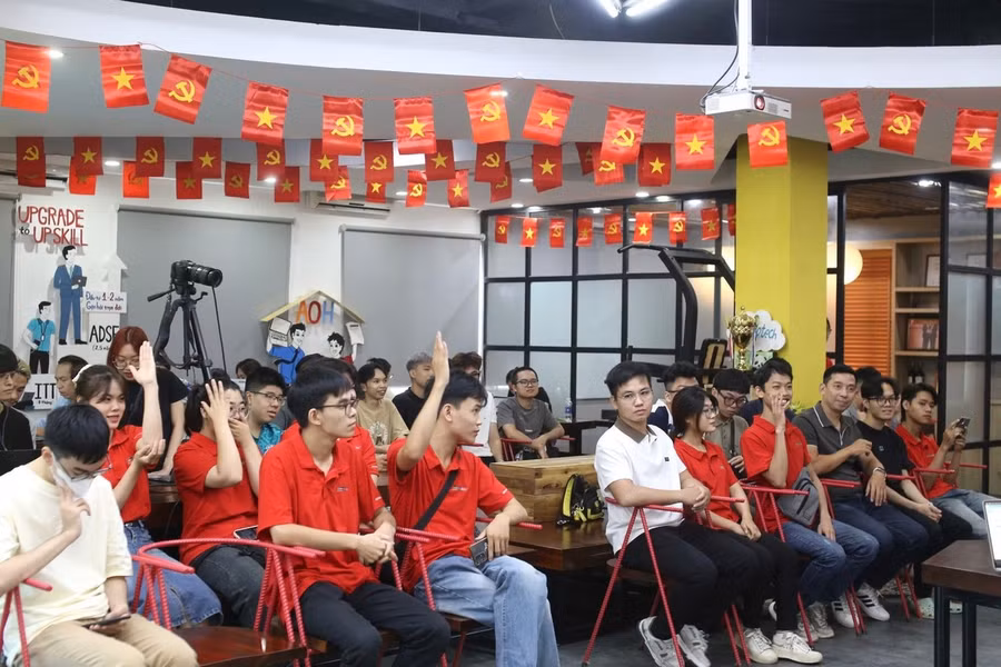 Các học viên tại Aptech 285 Đội Cấn và 19 Lê Thanh Nghị sôi nổi giao lưu với diễn giả