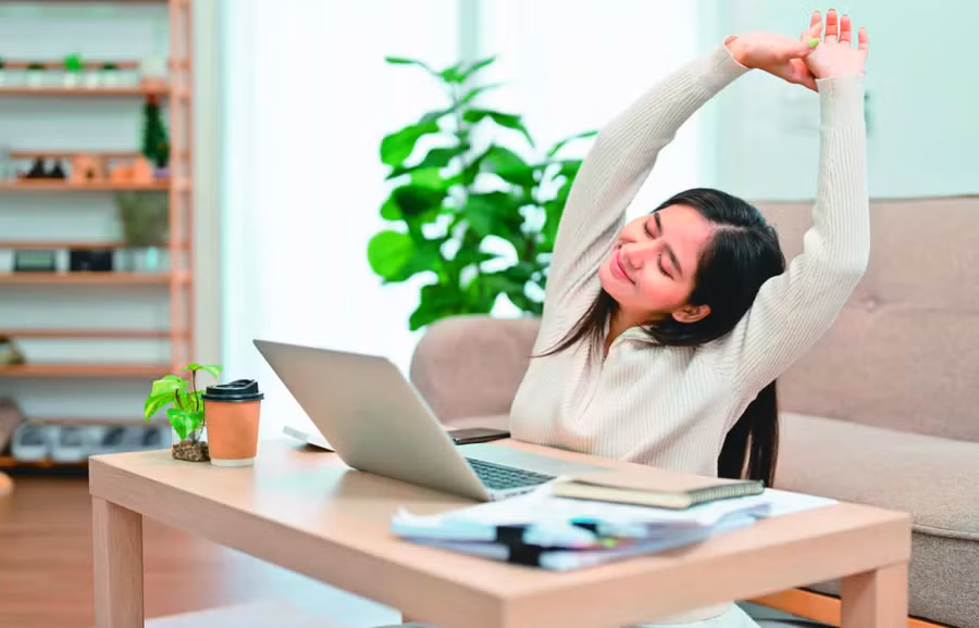 Tùy vào giới tính và độ tuổi, mỗi người có thể chọn tư thế ngồi phù hợp hơn với bản thân. (Ảnh: ITN)