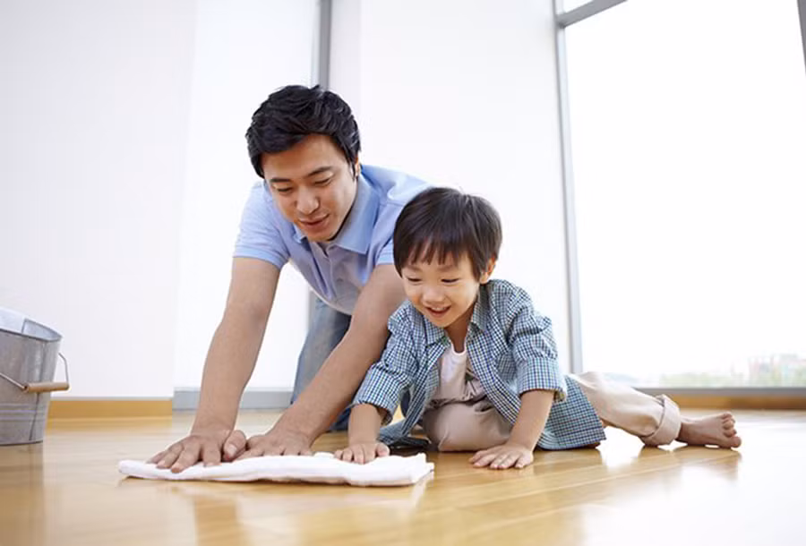 Nhiều gia đình hiếm khi cho con tham gia làm việc nhà vì cho rằng con còn nhỏ hoặc đang đi học. (Ảnh: ITN).