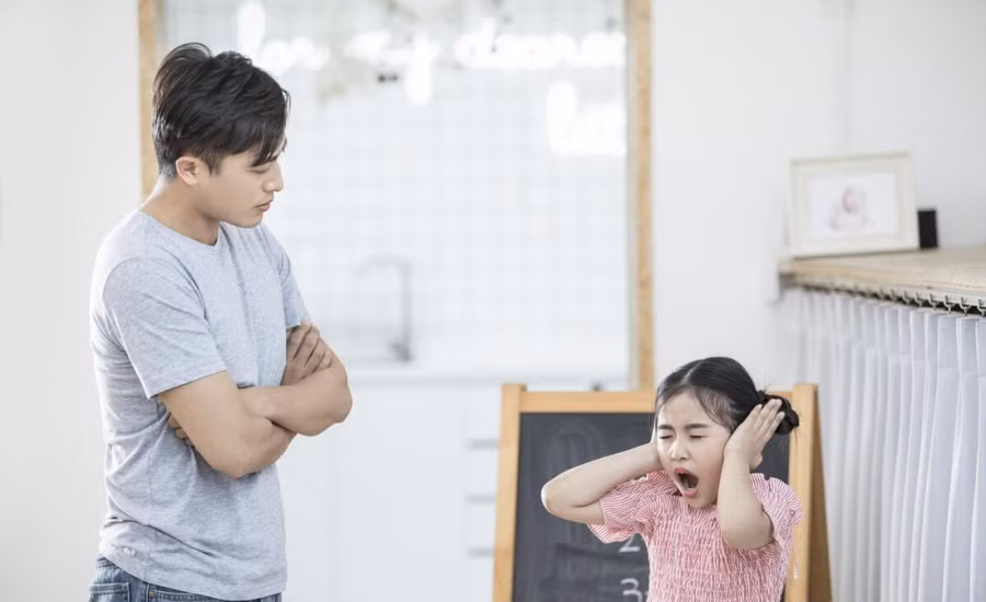 Sự thiếu tin tưởng của cha mẹ đối với con cái sẽ để lại những vết thương khó lành trong tâm hồn non nớt. (Ảnh: ITN).