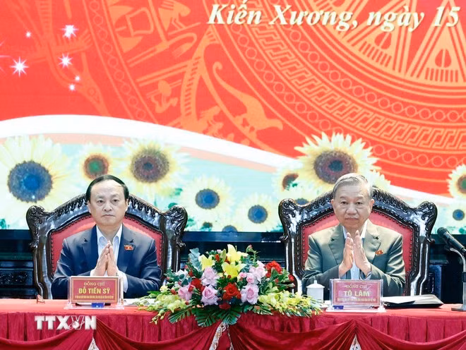 Tổng Bí thư Tô Lâm và các đại biểu tại buổi tiếp xúc cử tri tỉnh Hưng Yên sau Kỳ họp thứ 10, Quốc hội khóa XV. (Ảnh: Thống Nhất/TTXVN)