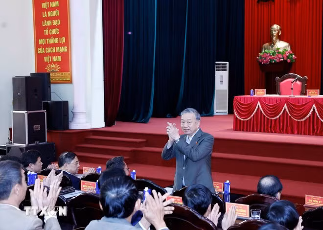 Tổng Bí thư Tô Lâm tại cuộc tiếp xúc cử tri 3 xã Kiến Xương, Lê Lợi, và Quang Lịch của tỉnh Hưng Yên. (Ảnh: Thống Nhất/TTXVN)