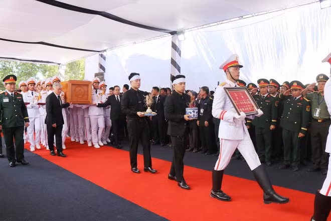 Các đồng chí lãnh đạo Đảng, Nhà nước, Quốc hội đưa Linh cữu nguyên Chủ tịch nước Trần Đức Lương vào nghĩa trang xã Phổ Khánh. (Ảnh: Phạm Cường/TTXVN).