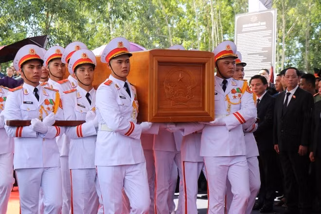 Linh cữu nguyên Chủ tịch nước Trần Đức Lương được đưa vào đến nơi an táng nghĩa trang xã Phổ Khánh. (Ảnh: Phạm Cường/TTXVN).