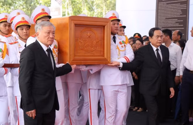 Các đồng chí lãnh đạo Đảng, Nhà nước, Quốc hội đưa Linh cữu nguyên Chủ tịch nước Trần Đức Lương vào nghĩa trang xã Phổ Khánh. (Ảnh: Phạm Cường/TTXVN).